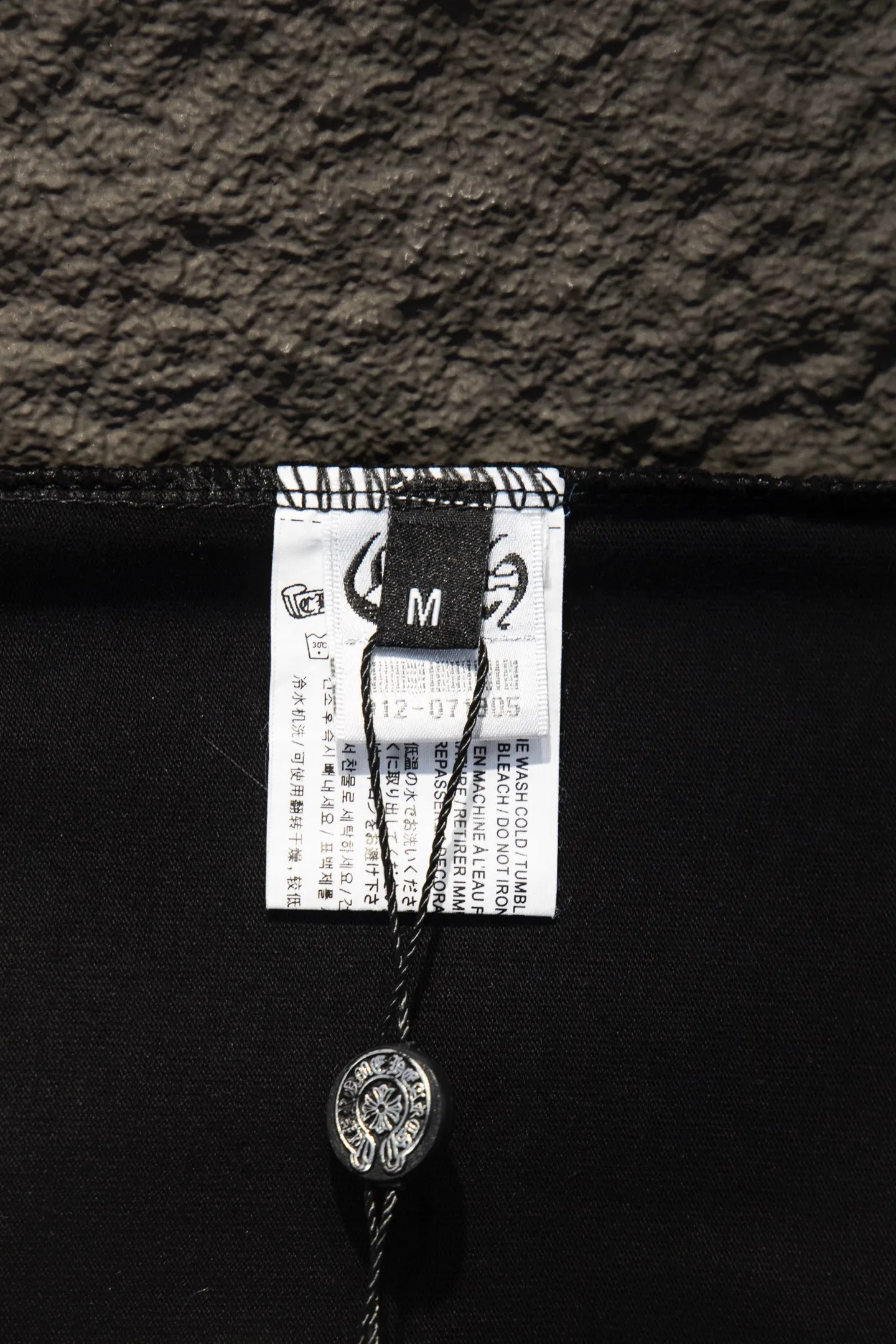 P180 🆕Chrome Hearts os version is really charming and Chrome Hearts is really a must-have. Each season's new version is made to the extreme. It is very practical and can be worn casually. Nice✔️ - ⚠️100% cotton. It is made of 32-count double yarn, 260-gram weight fabric and imported knitted carded cotton. It has moderate thickness, drape and contour, and the upper body is comfortable! ! It is very tolerant to fat body types and can instantly lose five pounds after wearing it!  Front panel #Back panel Neckline Bronzing elements# Imported hardware heavy craftsmanship and imported accessories. The body is washed, fried, frayed and added with handmade elements, which greatly increases the interest of the clothing; unique visual effects. The special fraying effect creates a unique distressed effect. The addition of handmade elements to the body greatly increases the interest of the clothing; it has a unique visual effect. After special fraying effect treatment, a unique distressed effect is formed. An irregular hem is added to the version. This year, Crow Heart is focusing on the version. In the past two years, the oversize version has become the focus of the trend. It has also been a popular staple in the past two years. The change of designers has made this brand an instant hit. The progressive fashion of the times also needs the blood impact of fresh elements and trendy designs in order to continue its glory! It’s stylish both inside and outside, a must-have for high street travel! An absolute "eye-catching style" that can match couples 💏 Color: Sandblasted Black Sandblasted Red Size: S M L XL